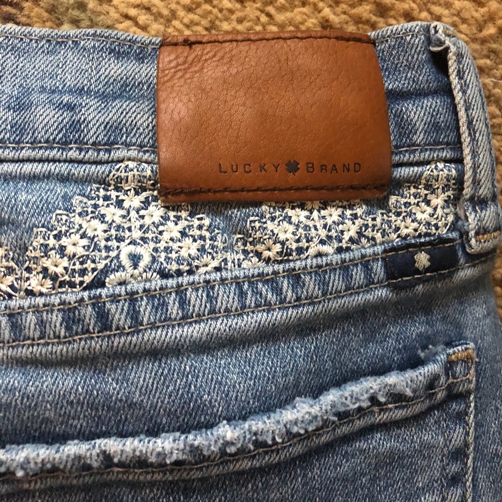 EUC Jeans Lucky brand detailing